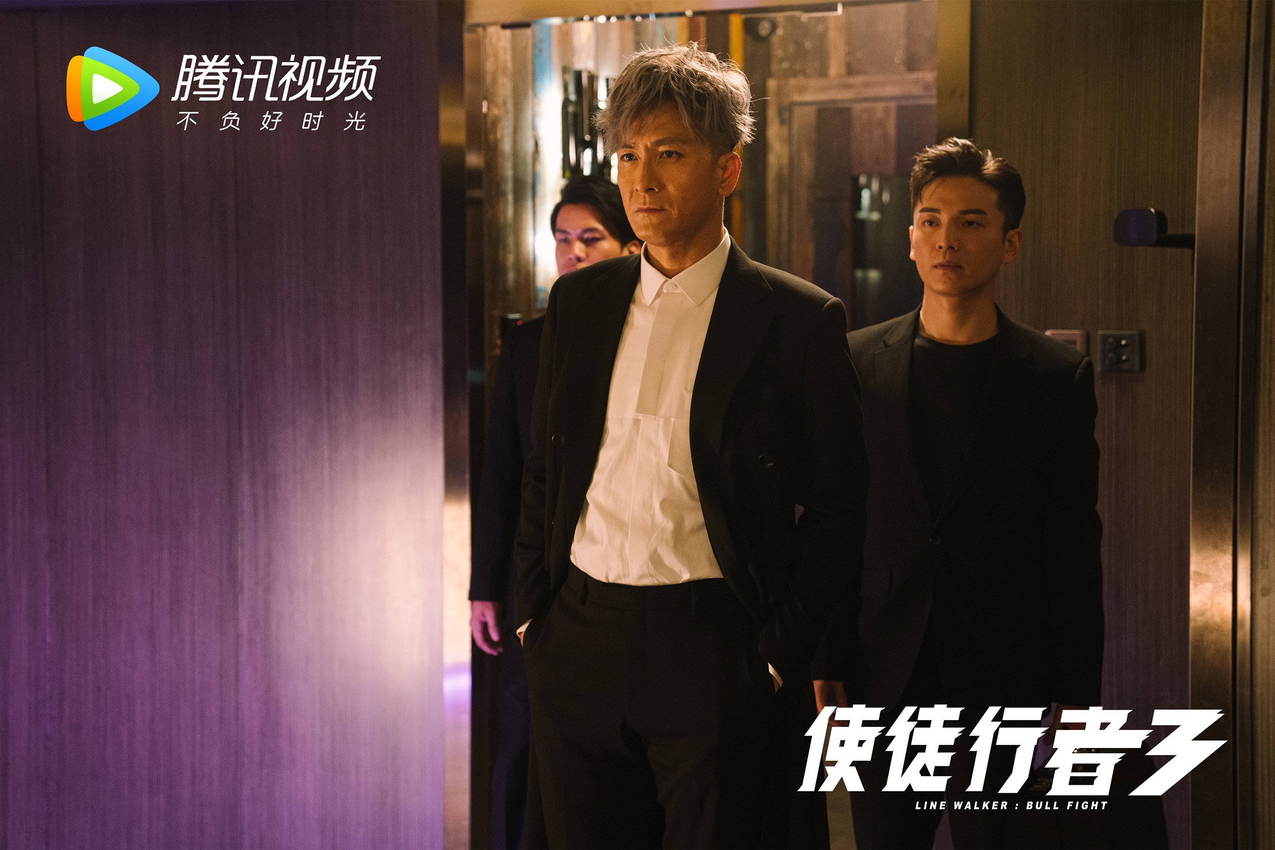 “网球赛事：高新体育中心赛场的精妙对抗与攻守转换”